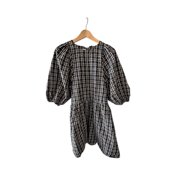 Musta ruudullinen mekko