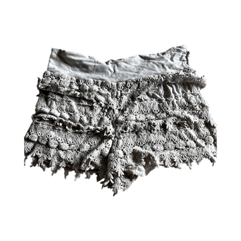 Beiget röyhelö shortsit