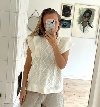 Valkoinen liivi / Pernilla Wahlgren