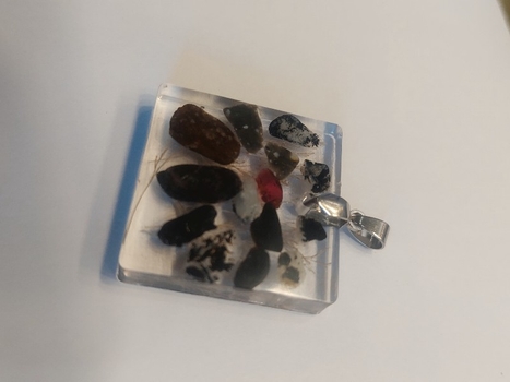 Uniikki Amuletti "Rattle of Rocks"