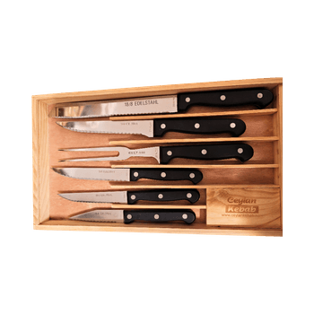 Teräsvälineet puulaatikossa