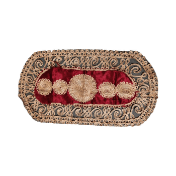 Punainen brodeerattu liina