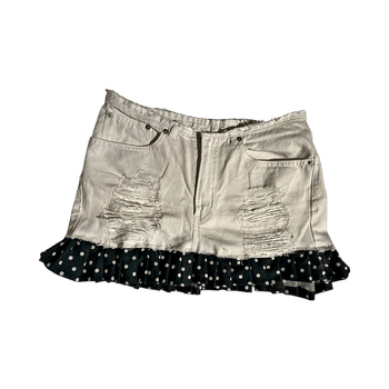 Valkoinen farkkuhame mustalla hihalla