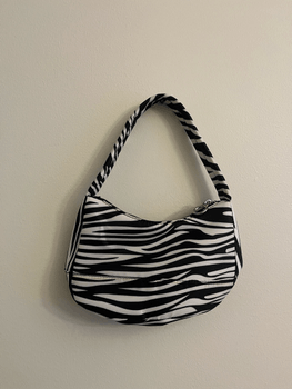 Mustavalkoinen Zebra olkalaukku.