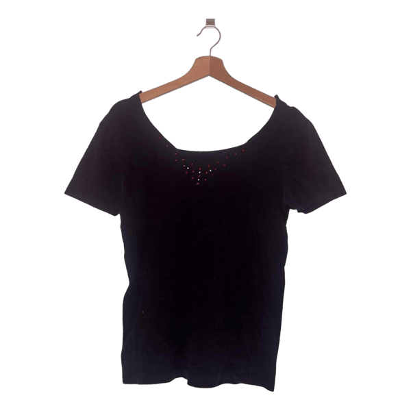 Schwarzes shirt mit ausschnitt