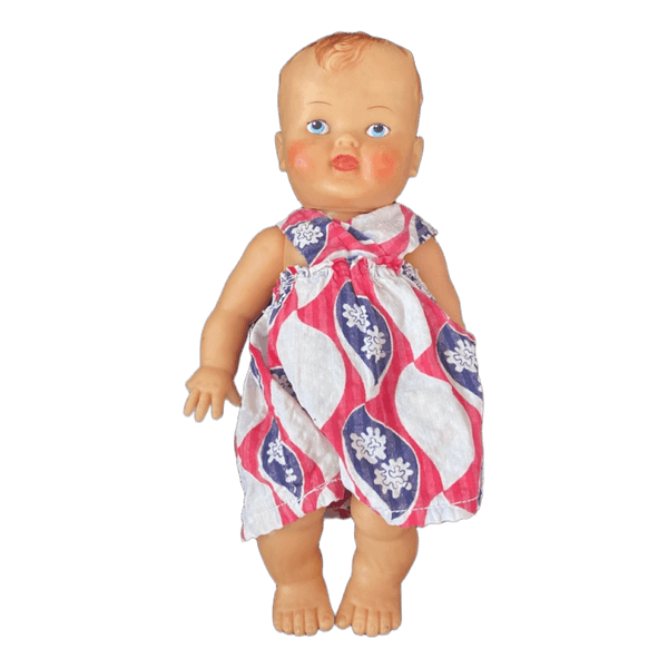 Babydukke i mønstret kjole
