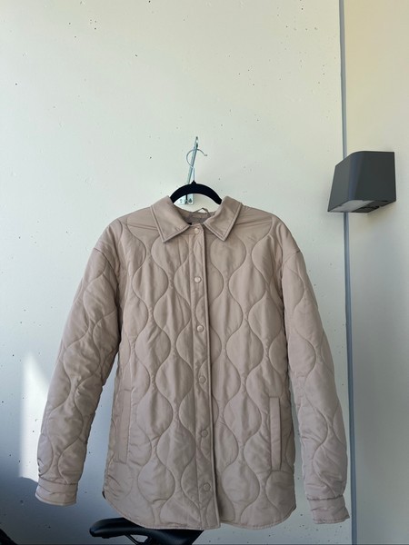 Beige tikattu takki