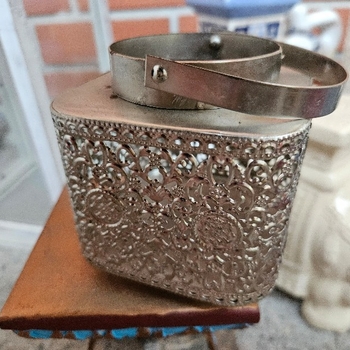 koristeellinen metallilyhty