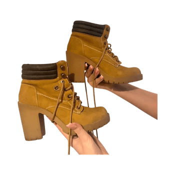 Keltainen korkeakorkoinen saapas