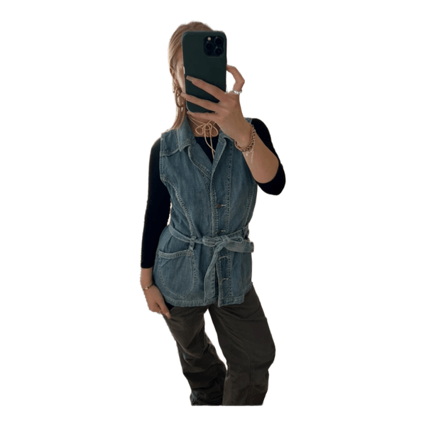 Blå denimvest med bælte
