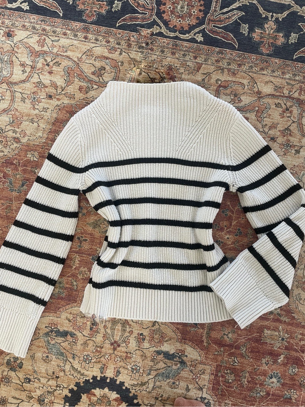 Vila raidallinen neule