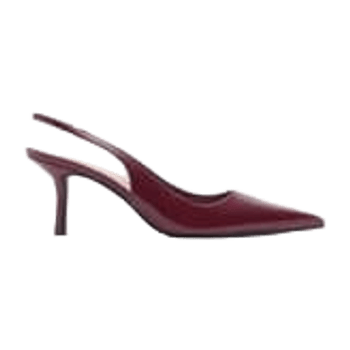 Black patent leather pointed shoes