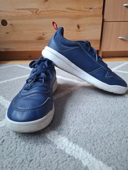 Sinised Adidas tennised