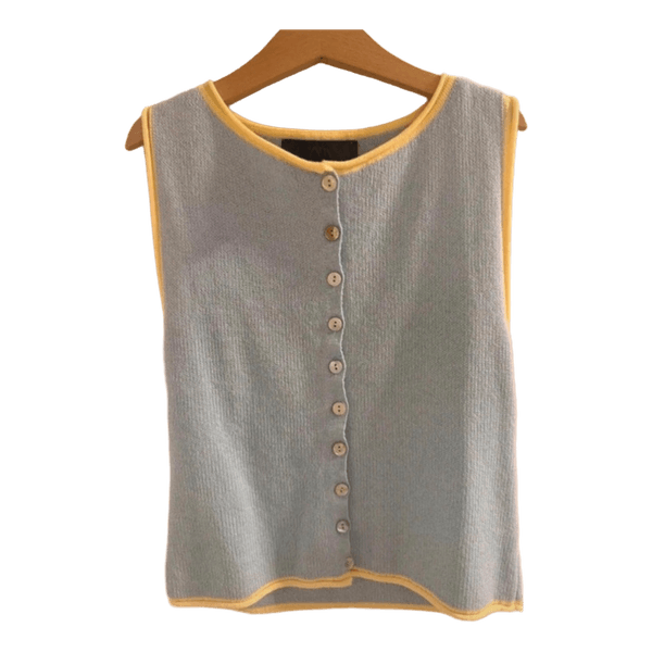 Lyseblå strikket vest