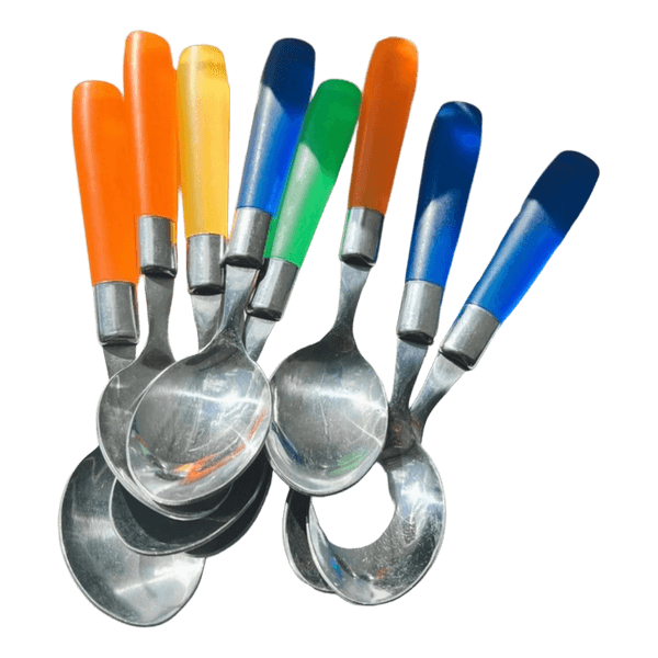 Farverige teskeer med plastikhåndtag