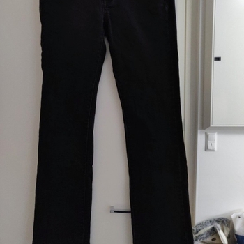 Mustat bootcut farkut