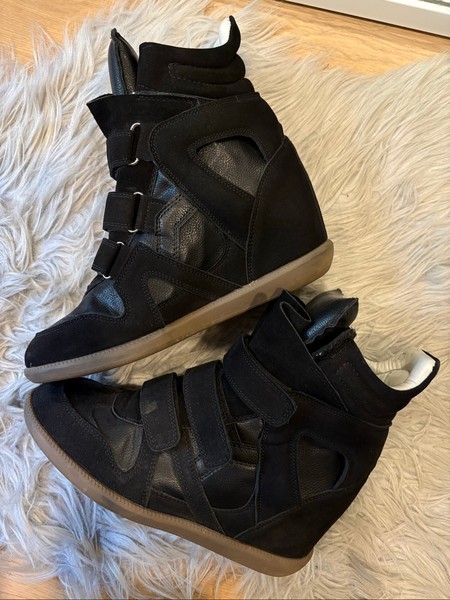 Black wedge sneakers