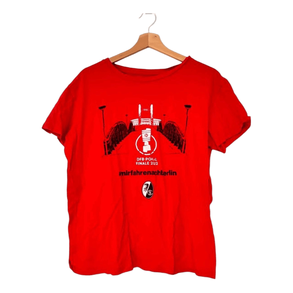 Rotes bedrucktes t-shirt
