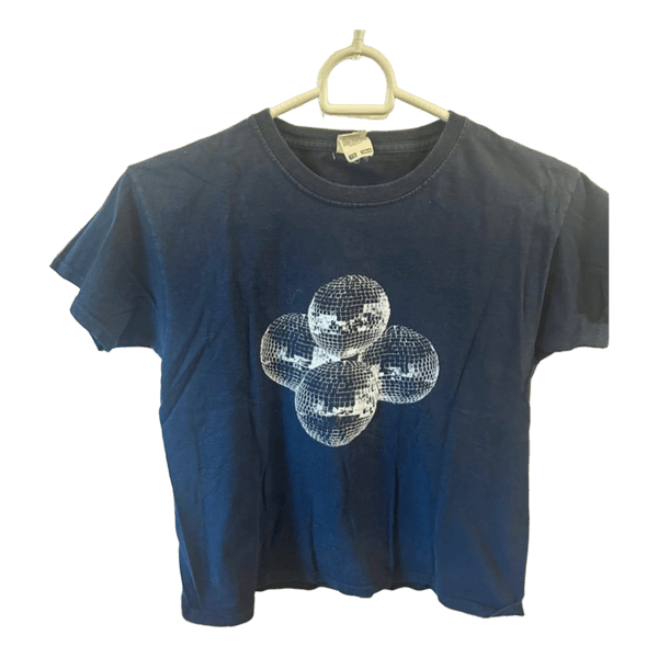 Mørkeblå t-shirt med motiv