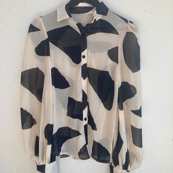 Juhlava beige mustavalkoinen paitapusero