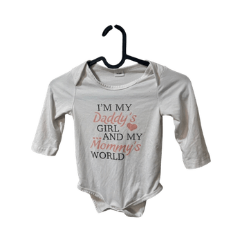 Vauvan body ”I’m my daddy’s girl and my mommy’s world”