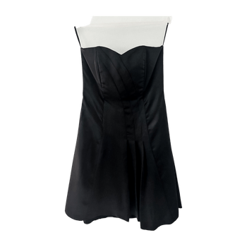 Ompelijatyötä dress