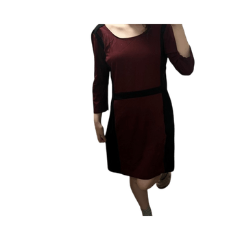 Burgundyn ja musta mekko