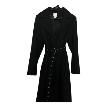 Musta vyöllinen takki