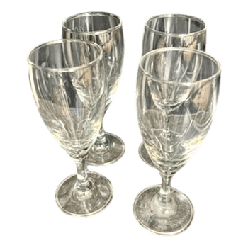 Neljä lasista viinilasia