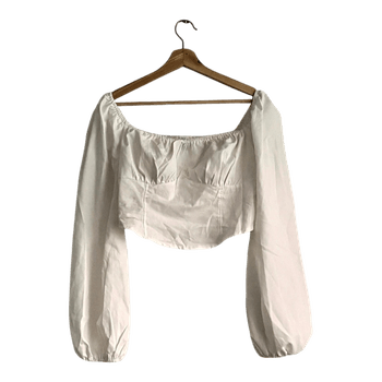 Valkoinen pitkähihainen pusero