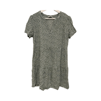 vihreä kuviollinen mekko