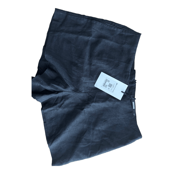Mustat pellava shortsit