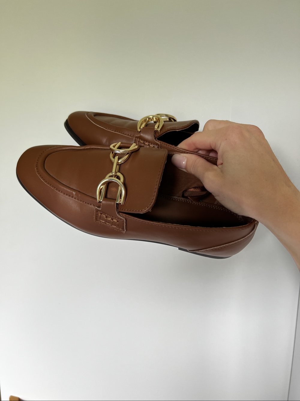 Ruskeat loaferit soljella
