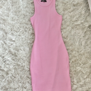 Vaaleanpunainen ribbineulottu mekko