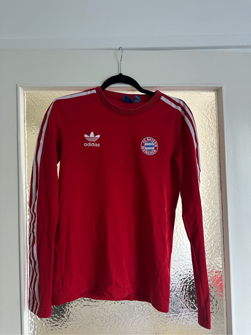 Punainen Adidas pitkähihainen