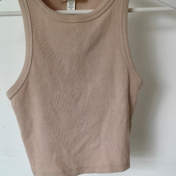 beige ribattu toppi