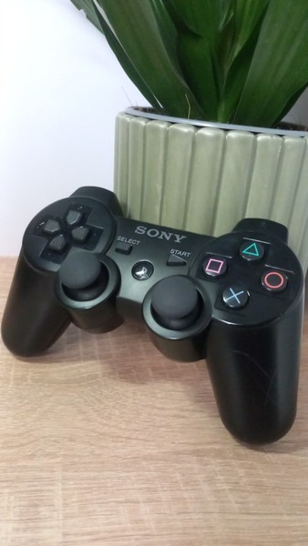 Black Sony PlayStation controller