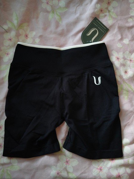 Mustat Ivy Push-up shortsit