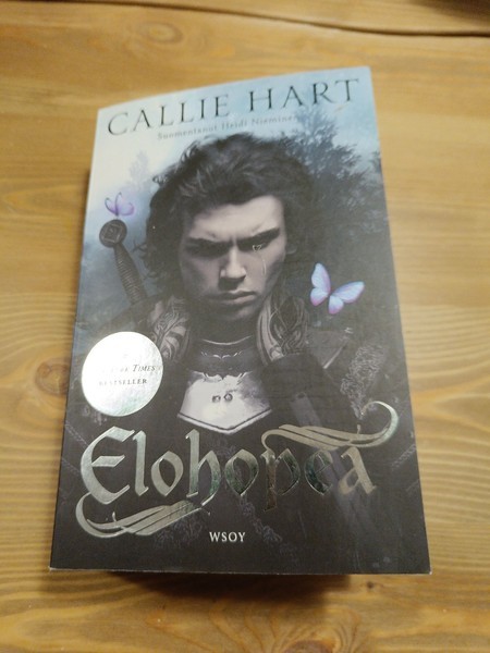 Elohopea Callie Hart