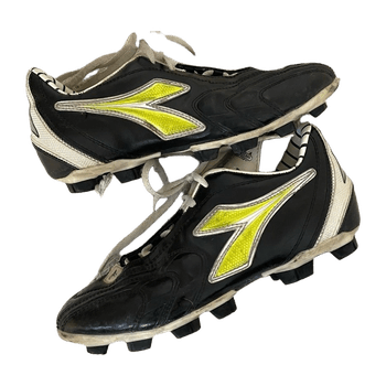 Diadora sports shoes