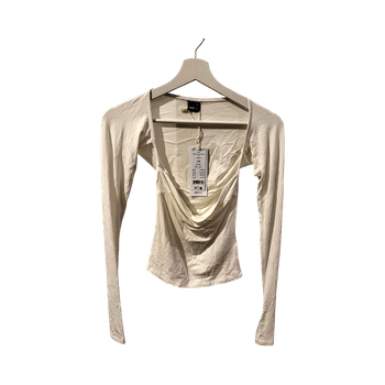 Valkoinen pitkähihainen paita