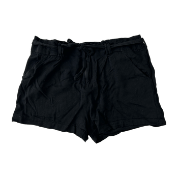 Mustat shortsit