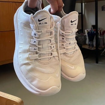 Valkoiset Nike Air Max lenkkarit