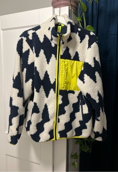 Valkoinen ja sininen fleece takki neonkeltaisella