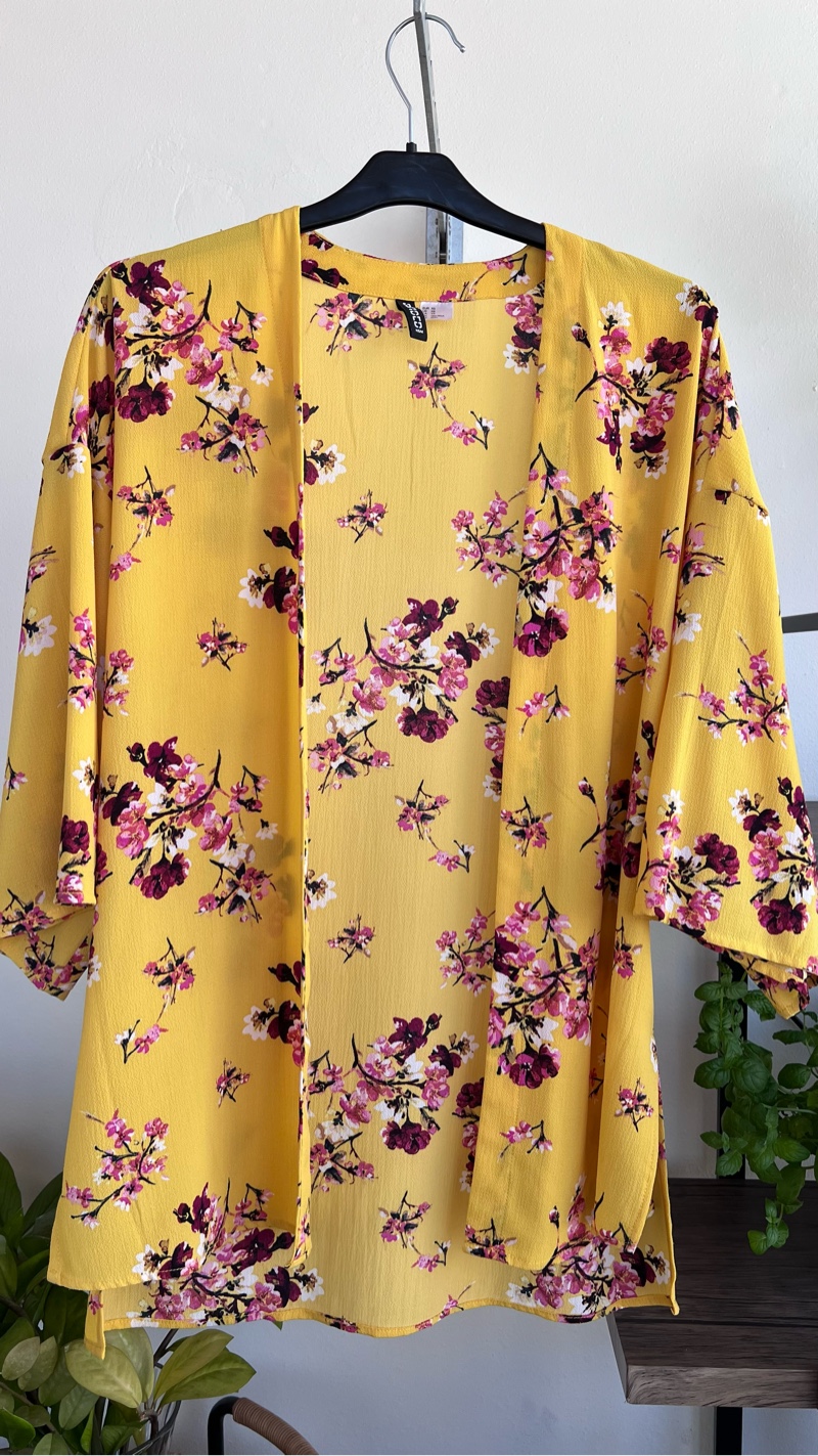 Keltainen kukkakuvioinen kimono