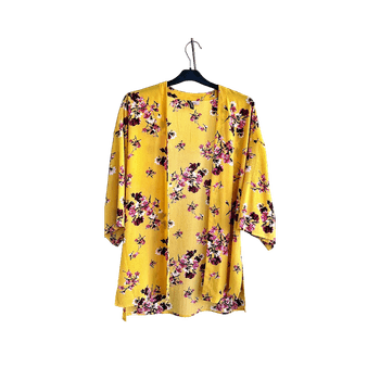 Keltainen kukkakuvioinen kimono