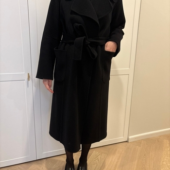 Andiata Musta pitkä villakangastakki