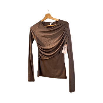 Ruska pitkähihainen paita yksityiskohdalla