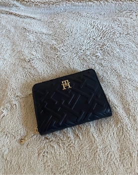Käyttämätön Tommy Hilfiger lompakko