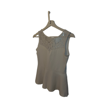 Valkoinen pitsiyläosallinen toppi